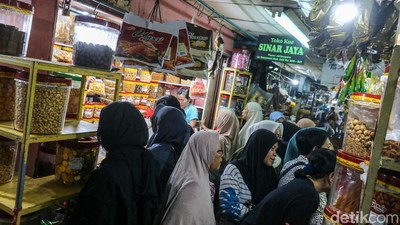 Pasar Jatinegara Dipadati Pembeli Kue Kering Jelang Lebaran