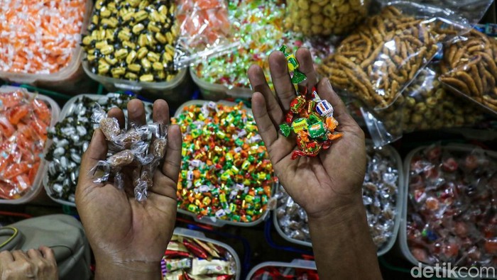 Pasar Jatinegara Dipadati Pembeli Kue Kering Jelang Lebaran
