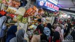 Pasar Jatinegara Dipadati Pembeli Kue Kering Jelang Lebaran