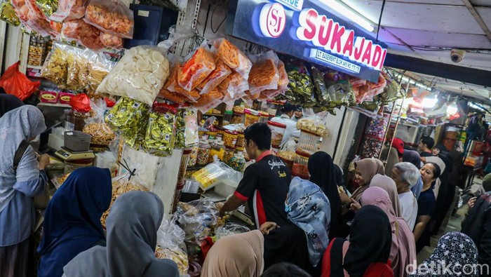 Sejumlah warga membeli aneka kue kering di Pasar Jatinegara, Jakarta Timur, Minggu (8/3/2026). Memasuki akhir bulan Ramadan, aktivitas jual-beli kue khas Lebaran mulai ramai di pasar tradisional tersebut.