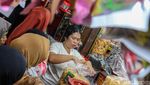 Pasar Jatinegara Dipadati Pembeli Kue Kering Jelang Lebaran