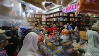 Pedagang kue kering dan kue lebaran melayani pembeli yang dijual di Pasar Jatinegara, Jakarta, Senin (9/3/2026). Beberapa pembeli menyatakan membeli kue Lebaran lebih awal agar lebih nyaman dan terhindar dari antrean panjang.  