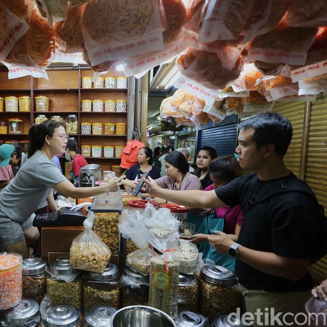 Berburu Kue Lebaran di Pasar Jatinegara