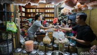 Pedagang dan pembeli transaksi online cashless untuk komoditas kue kering dan kue lebaran  melakukan  di  Pasar Jatinegara, Jakarta Timur, Senin (9/3/2026). Menurut pedagang, dua pekan menjelang Lebaran penjualan kue kering tersebut mulai banyak dibeli seperti kue nastar, kue lidah kucing, dan kue putri salju.  