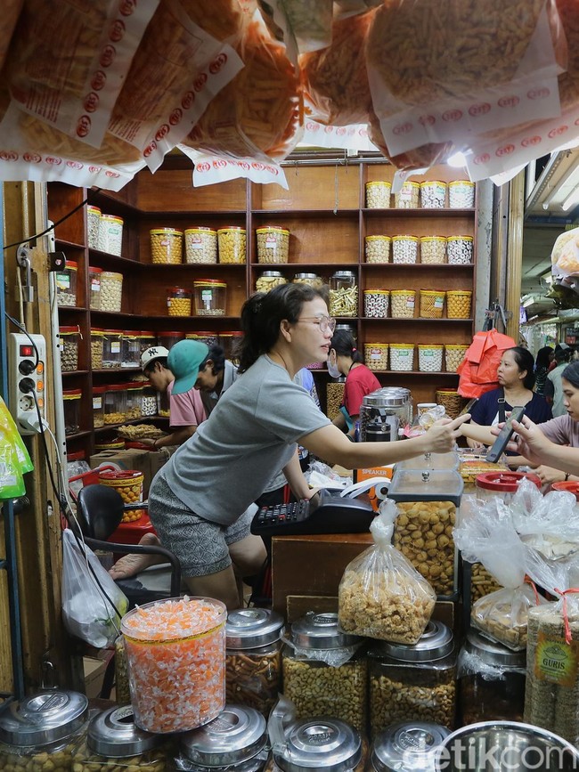 Berburu Kue Lebaran di Pasar Jatinegara