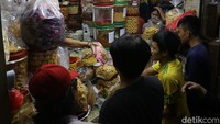 Pedagang kue kering dan kue lebaran melayani pembeli yang dijual di Pasar Jatinegara, Jakarta, Senin (9/3/2026). Diharapkan, kehadiran pedagang kue lebaran di pasar tradisional hingga sentra penjualan musiman, berdampak pada pertumbuhan ekonomi, terutama di wilayah Jakarta.  