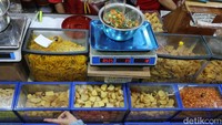 Warna-warni kue kering dan kue lebaran terlihat menarik di Pasar Jatinegara, Jakarta, Senin (9/3/2026). Beberapa merek kue menjadi daya tarik pembeli sehingga Pasar Jatinegara selalu ramai menjelang lebaran.  