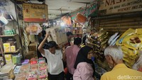 Keramaian Pasar Jatinegara di los kue kering dan kue basah, Jakarta Timur, Senin (9/3/2026). Beberapa toko menyatakan tetap buka hingga H-3 lebaran.  