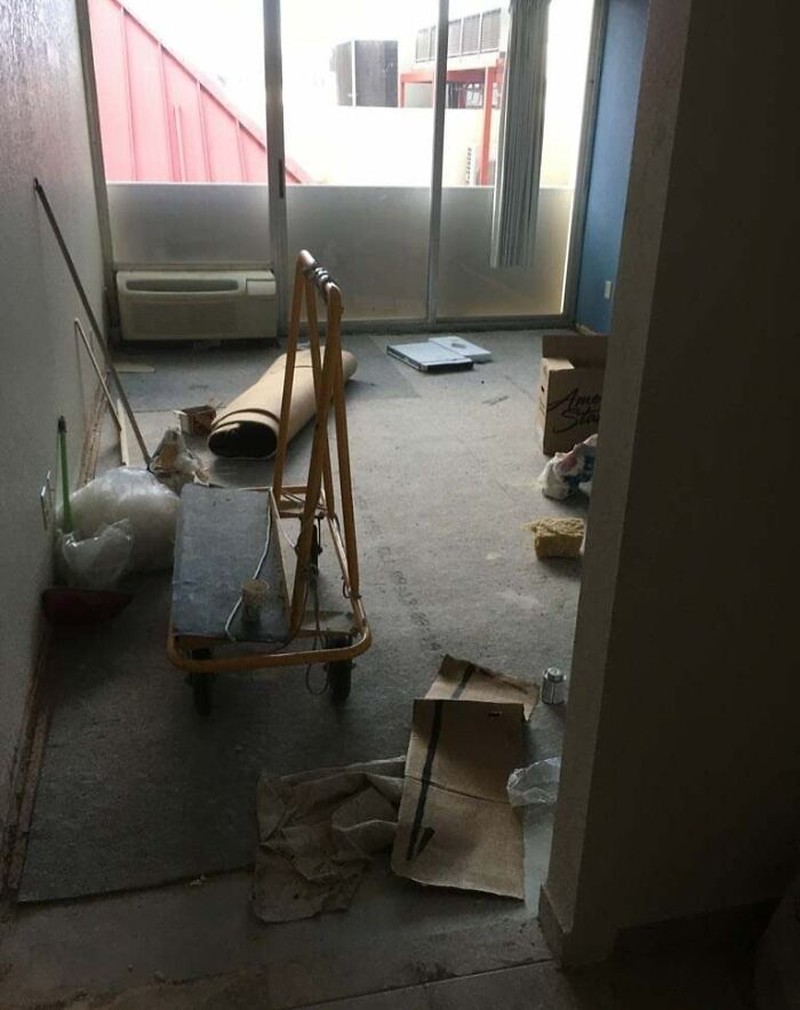 Hotel tempat untuk beristirahat, atau bahkan untuk liburan dari penatnya kehidupan. Tapi, kalau ketemu hotel yang kayak gini, auto kesel doang bawaannya.