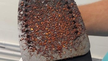 Komplain karena kamarnya bau, pihak hotel menemukan kalau penginap sebelumnya pakai setrika untuk masak steak. Please... Foto: brewtalizer via Bored Panda  