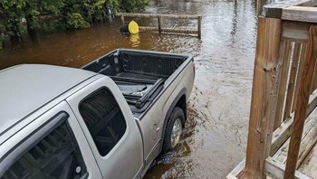 Sewa Airbnb buat santai di akhir pekan. Malah kejebak banjir. Foto: AUGUST_BURNS_REDDIT via Bored Panda