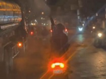 Aksi Berbahaya Pemuda Lamongan Nyalakan Petasan Sambil Naik Motor