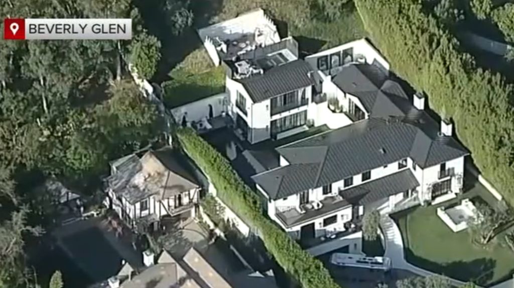 Video Situasi Rumah Rihanna Pasca-Ditembaki Wanita Pakai Senapoan AR-15