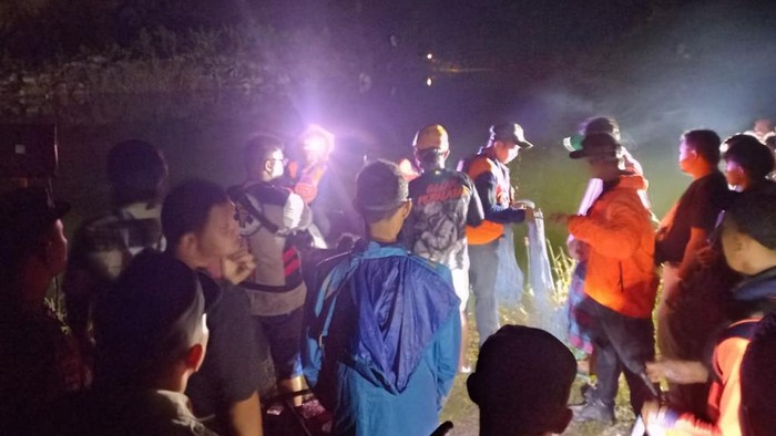 Pencarian anak yang tenggalam di kubangan bekas galian C Pasuruan
