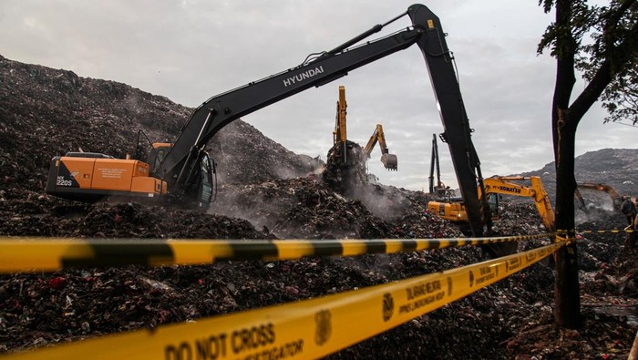 Operator mengoperasikan alat berat saat melakukan pencarian korban longsor gunungan sampah di Tempat Pengolahan Sampah Terpadu (TPST) Bantargebang, Bekasi, Jawa Barat, Senin (9/3/2026). Berdasarkan data sementara dari Basarnas DKI Jakarta pada Senin 