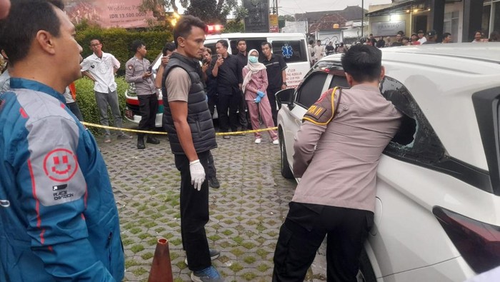 Seorang pria paruh baya berinisial RK (61) warga Baciro, Gondokusuman, ditemukan tak bernyawa di dalam mobil Toyota Avanza. 