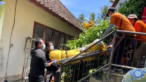 Polisi mengevakuasi jasad Cox yang ditemukan tewas di Sandi Guest House Jalan Sri Wedari, Lingkungan Taman Kaja, Kecamatan Ubud, Minggu (8/3/2026).