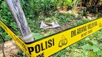 Awalnya ia melihat ujung benda lancip yang muncul dari tanah di tepi sungai. Karena penasaran, ia kemudian menggali bagian tersebut.