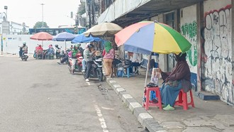 Jasa Tukar Uang Baru Menjamur di Asemka, Kerja Sambil Dijaga 'Mata-mata'
