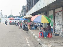 Jasa Tukar Uang Baru Menjamur di Asemka, Kerja Sambil Dijaga Mata-mata
