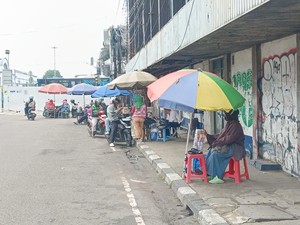 Tukar Uang Pinggir Jalan Menjamur di Asemka, Ada 13 Lapak dalam Satu Titik
