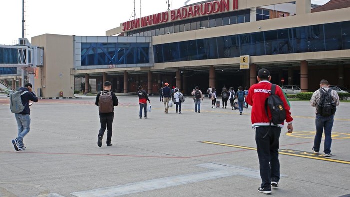 Penumpang turun di Bandara Sultan Mahmud Badaruddin (SMB) II Palembang.