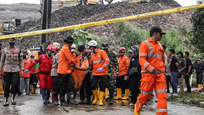 Sejumlah petugas gabungan membawa kantung berisi jenazah korban longsor gunungan sampah usai ditemukan di Tempat Pengolahan Sampah Terpadu (TPST) Bantargebang, Bekasi, Jawa Barat, Senin (9/3/2026). Berdasarkan data sementara dari Basarnas DKI Jakarta