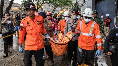 Detik-detik Evakuasi Korban Longsor Sampah Bantargebang