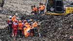 Detik-detik Evakuasi Korban Longsor Sampah Bantargebang