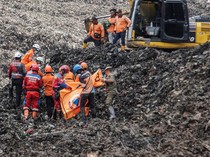 Video Satu Jenazah Korban Longsor Bantargebang Kembali Ditemukan