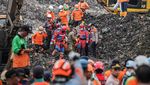 Detik-detik Evakuasi Korban Longsor Sampah Bantargebang