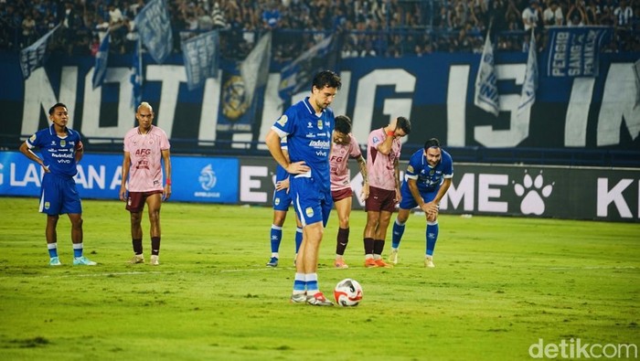 Persib Bandung Vs Persik Kediri.