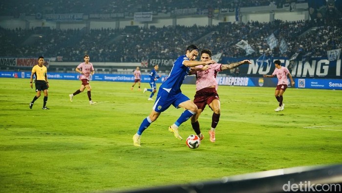 Persib Bandung Vs Persik Kediri.