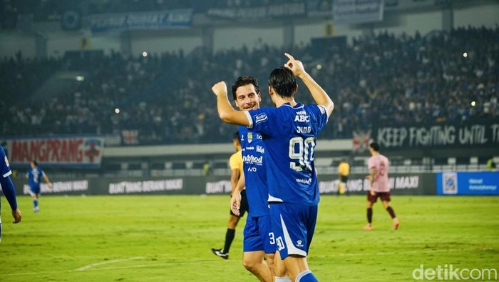 Persib Bandung Vs Persik Kediri.