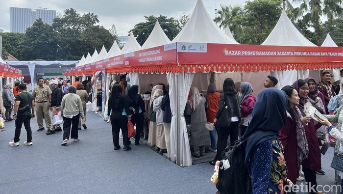 Perumda Pasar Jaya menggelar Bazar Prime Ramadan Jakarta di Balai Kota. Gelaran bazar Ramadan ini langsung diserbu warga. (Adhfar/detikcom).