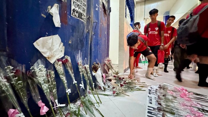 Peserta seleksi Banteng FC tabur bunga di Stadion Kanjuruhan Malang