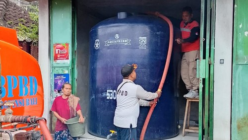 Petugas BPBD menyalurkan bantuan air bersih untuk warga yang terdampak banjir bandang di Desa Tirtasari, Kecamatan Banjar, Buleleng, Bali. (Foto: Dok. BPBD Buleleng)