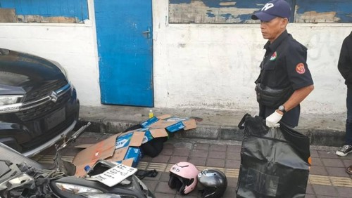 Petugas medis saat hendak mengevakuasi korban kecelakaan di Jalan Bypass Ngurah Rai, Jimbaran, Kuta Selatan, Badung, Bali, Minggu (8/3/2026). (Dok: Tangkapan layar media sosial @krt.kutarescueteam)