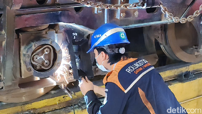 Petugas melakukan pemeliharaan kereta api