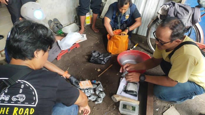 Kasus ini terungkap setelah polisi memergoki dua pembelinya sedang meracik petasan di area persawahan.