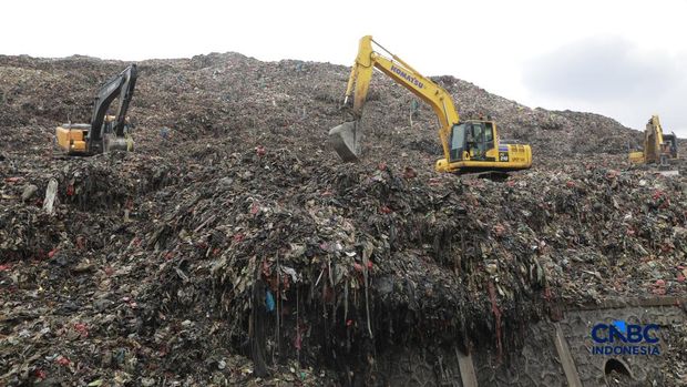 Petugas mengoperasikan alat berat saat melakukan pencarian korban longsor gunungan sampah di Tempat Pengolahan Sampah Terpadu (TPST) Bantargebang, Bekasi, Jawa Barat, Senin (9/3/2026). (CNBC Indonesia/Muhammad Sabki)