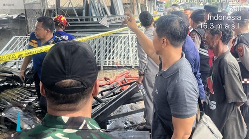 Polisi melakukan olah TKP kebakaran bengkel las sekaligus rumah warga di Banjar Dinas Tunjung Mekar, Desa Bubunan, Kecamatan Seririt, Buleleng, Senin (9/3/2026). (Foto: Polres Buleleng)