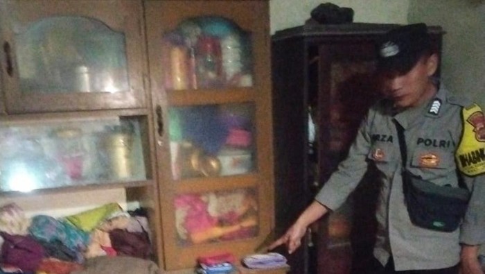 Polisi melakukan olah TKP rumah nenek korban perampokan di Bungo, Jambi