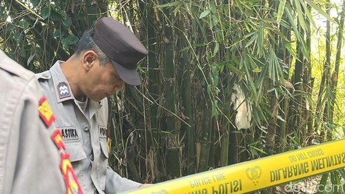 Polisi melakukan olah TKP terhadap penemuan seorang pemuda di Mataram tewas tergantung di pohon bambu, Senin (9/3/2026).