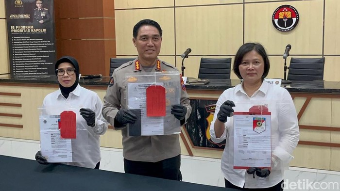 Polisi menunjukkan barang bukti kasus kekerasan seksual pelatih pada atlet beladiri KONI Jatim