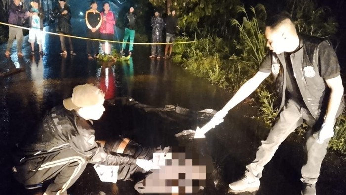 Polisi saat melakukan olah TKP penemuan jasad pria di Lahat