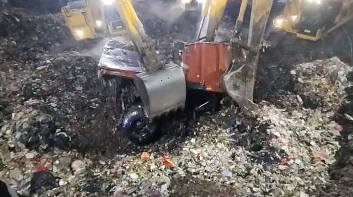 Potret evakuasi truk ringsek yang tertimbun longsor sampah di TPST Bantargebang, Kota Bekasi, Minggu (8/3/2026).