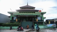 Warga beraktivitas di Masjid Nurul Insan, Mustika Jaya, Bekasi, Senin (9/3/2026).