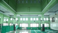 Masjid dengan dominasi warna hijau ini bukan sekedar masjid di pinggir jalan umum, namun akses dua sisi ini juga bisa dimanfaatkan bagi warga perumahan Dukuh Zamrud dan warga perkampungan sekitar.