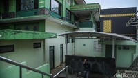   Masjid berwarna hijau yang berada di Jalan Mustika Jaya, Kota Bekasi ini memiliki ciri khas tersendiri yaitu adanya “Ka’bah” di samping masjid.  